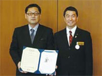 佐藤理事長と村井知事の写真